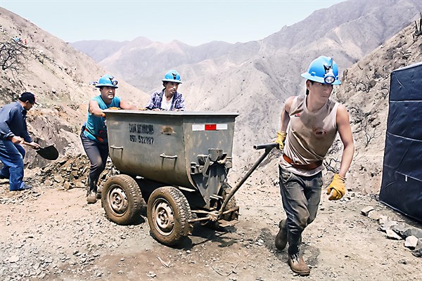 Formalización minera ahora más accesible para pequeños mineros y mineros artesanales